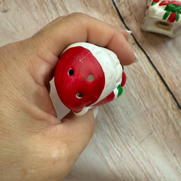 Vintage Santa Claus & Mrs. Claus Ceramic Salt & Pepper Shakers Christmas Holiday - Picture 4 of 9
